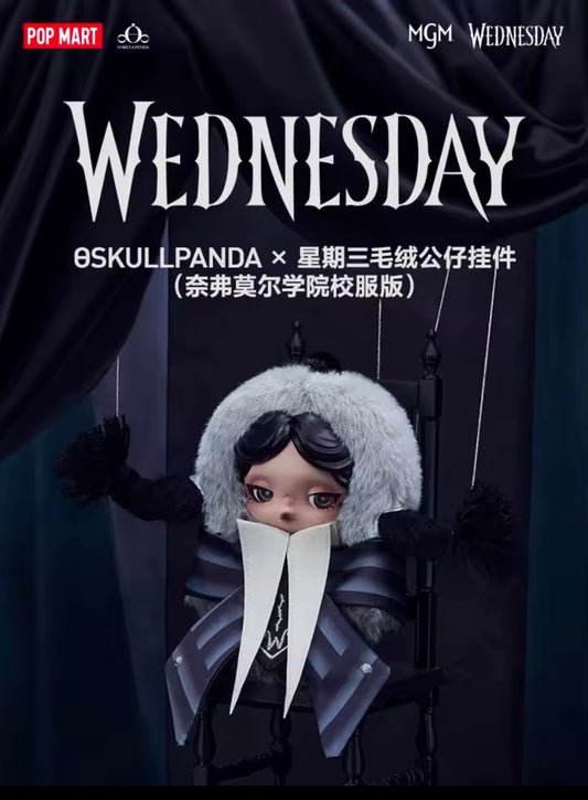 SKULLPANDA × WEDNESDAY Plush Charm (Exclusiva) - Nightfall Academy Uniform Version - Colgante de Peluche